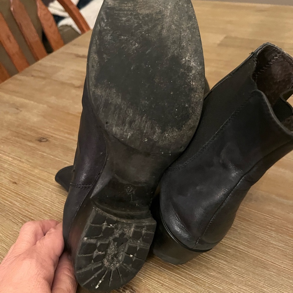 VIBRAM boots - Picture 3 of 6
